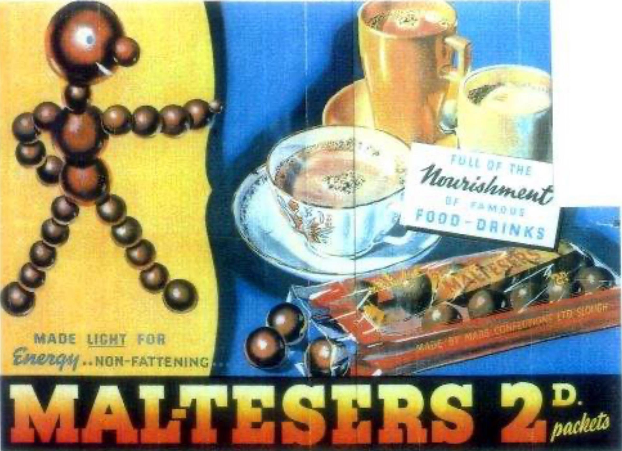 Publicité de Maltesers des années 1930 montrant une figure faite de Maltesers pointant vers un paquet de Maltesers et de tasses de café
