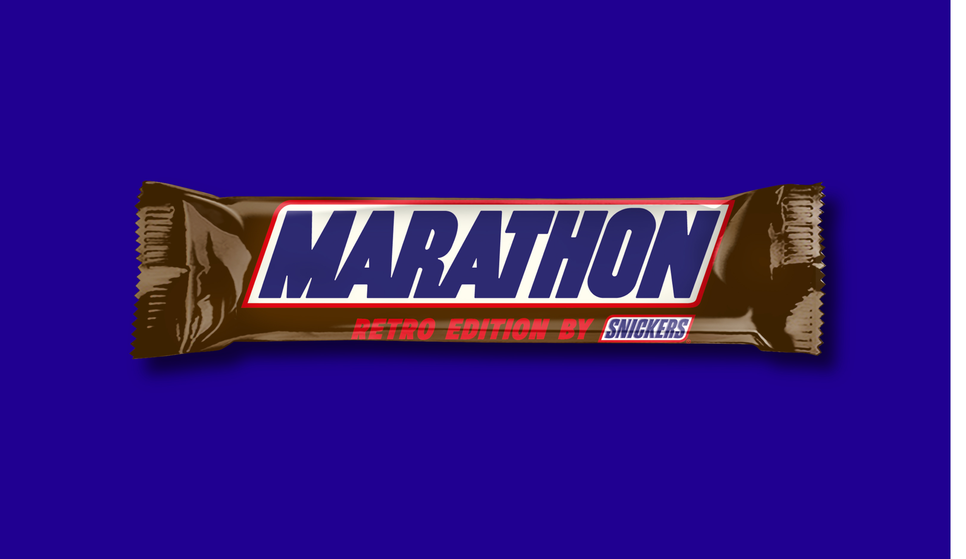 Packung Snickers-Riegel namens MARATHON-Riegel auf blauem Hintergrund
