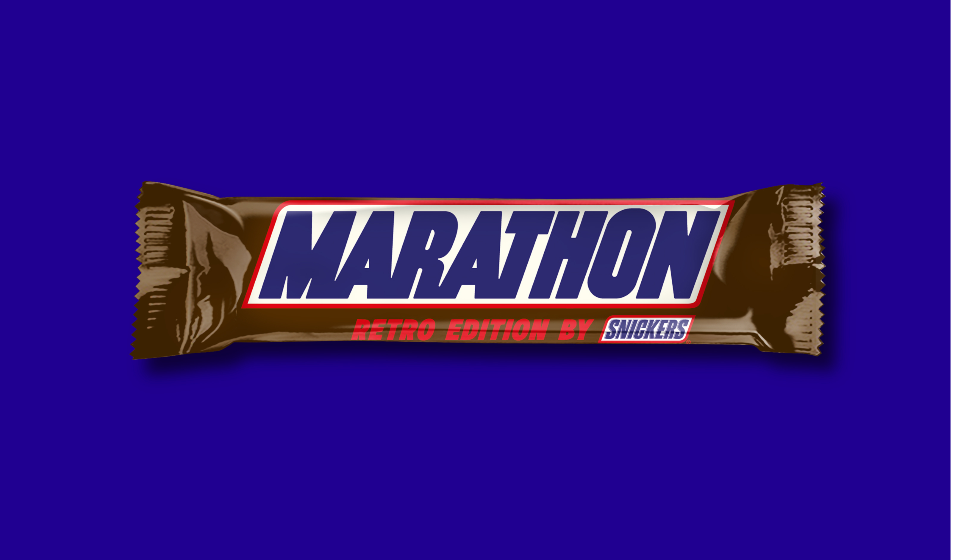 Opakowanie batonika Snickers o nazwie MARATHON na niebieskim tle