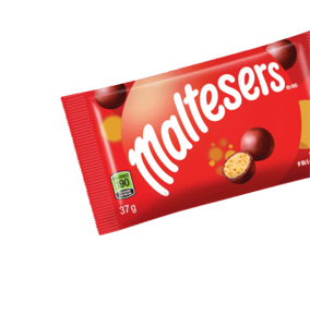 Deux Maltesers Buttons et un sachet de Maltesers sur fond rose